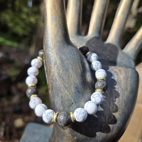 Howlite & volcanic natural crystal gemstone stretch bracelet - Picture 5 of 5